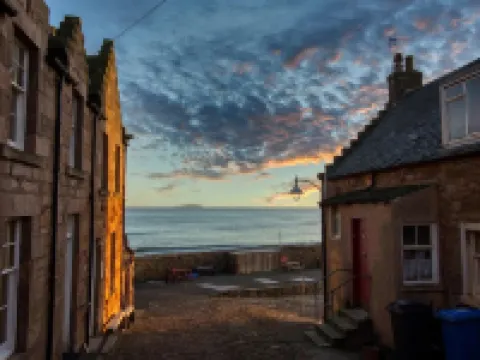 Peaceful Studio, Quirky and Unique in a Large Garden. Near Beaches,Golf Courses. Hotels in Anstruther