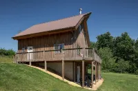 The Rustic Retreat: Elegant cabin with WiFi & AC in an enchanting location!