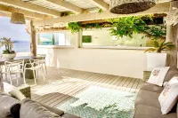 Villa Pieds dans l'eau with private sandy beach on the Gulf of Saint Tropez
