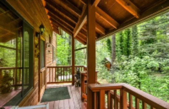 Cozy Cabin Nestled in the Heart of Oak Creek, minutes from trails