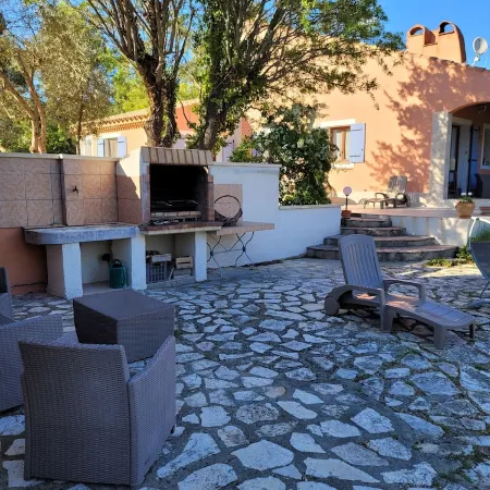 Country house at the foot of the Luberon