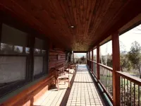 Lake Escape; Sleeps12, Hottub, Gameroom & Utv, Direct Snowmobile レーンジリーのホテル
