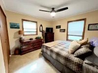 Relaxing Creekside Retreat - Firepit, Outdoor Dining, Creek View, Sleeps 4