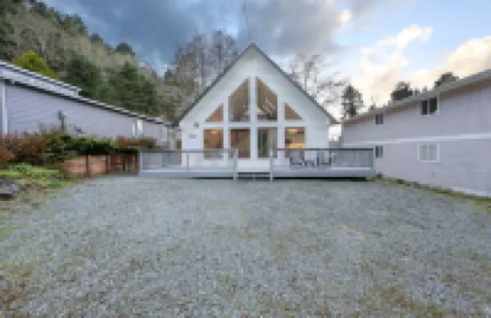 Charming Chalet. Fire Pit. Dogs Welcome. Just a Half-Mile Stroll to the Beach!