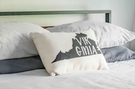 Luxurious Downtown Waterfront Loft w/ Balcony Отели рядом с достопримечательностью «Академи Сентер оф Артс»