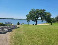 Pet Friendly 50) 2b/1b Cottage with Large Yard Just Off the Lake! - 3-Star