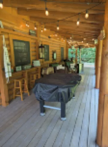 Cozy 2-bedroom lodge near Higgins Lake with WiFi, AC