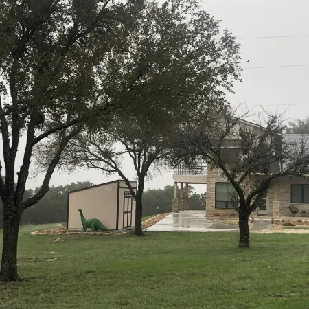 Modern house only minutes away from Fossil Rim Wildlife Center & Dinosaur Park.