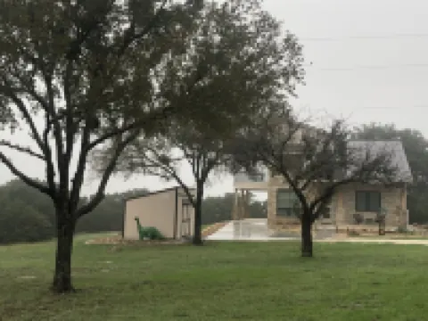 Modern house only minutes away from Fossil Rim Wildlife Center & Dinosaur Park.