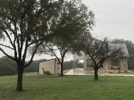 Modern house only minutes away from Fossil Rim Wildlife Center & Dinosaur Park.