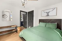 Couple's Lake House - pet friendly - kayaks & SUP boards