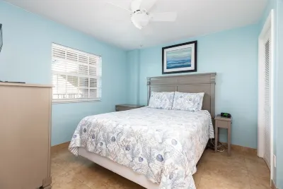 Tranquil Top Floor Condo w/ Ocean Views close to Attractions in the Upper Keys
