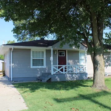 Centrally Located 3 Bdrm 2 Bath Quaint House with a Yard. Pet Friendly.