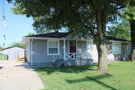 Centrally Located 3 Bdrm 2 Bath Quaint House with a Yard. Pet Friendly. Отели рядом с достопримечательностью «H L Neblett Community Center»