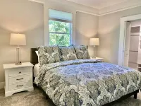 Amazing Views and Walkable to Downtown! Historic 3/2 Home, Sleeps 8 티뷰론 호텔