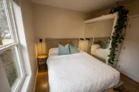 Jungalow Bungalow w/hot tub right across from WWU, close to downtown and shops!