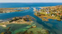 Menemsha Pond views & access! Mid-century renovated beach house. Dogs welcome.
