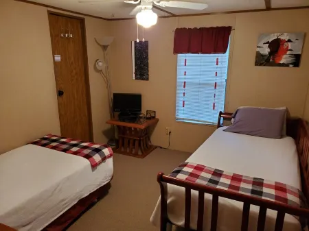 1-1/2 acre Park like wooded setting.  Clean 3/2 with plenty of parking. Отели рядом с достопримечательностью «Парк штата Юли Шугар Милл Руинс Хисторик»