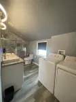 Chic & Modern Stay walking distance to restaurants, bars and shops!
