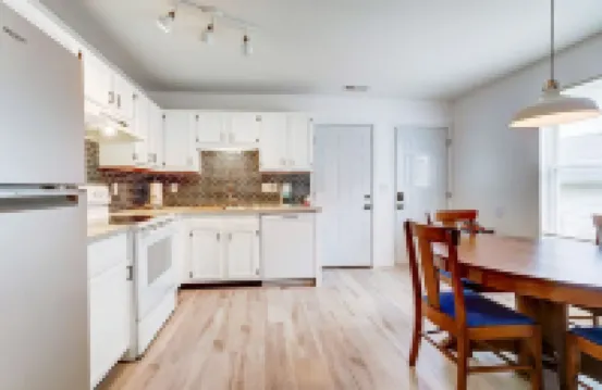 Sleepy Nook - Remodeled with Comfort & Style - Steps from Spooky Nook Hamilton