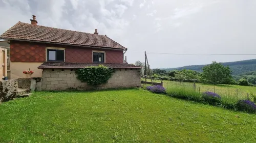 Quiet house in the Morvan with beautiful view of the Château de Ménessaire. Hotels in Ménessaire