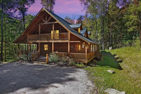 Gorgeous Starry Knight Lodge next to the Hocking Hills State Forest; Sleeps 12