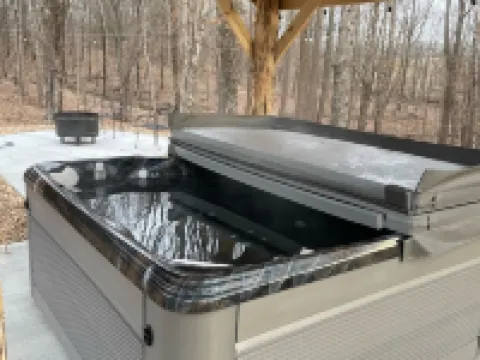 Brand new cabin in the woods with hot tub  1/2 mile from Starview Winery Hotels in Union County