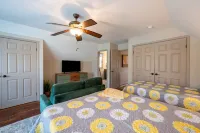 Lakefront Chalet -Kayaks, Gameroom, Firepit