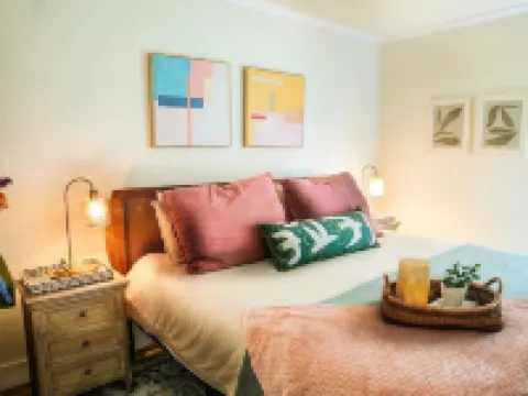 Charming cottage near beach: Fenced Yard, Firepit, Pets OK, King Bed - Sleeps 8 長灘酒店