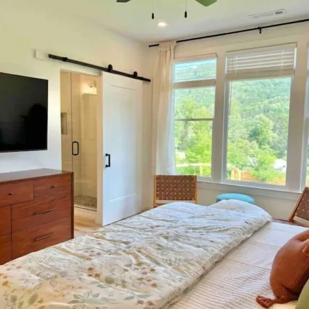 Modern Cabin for 8,w/Hot Tub+mtn view+1m from downtown Clayton, Outdoor Space