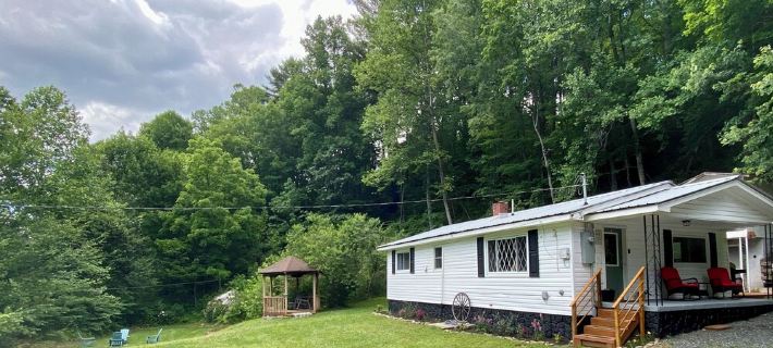 Charming 1940s Cottage Updated-Creek Front-Fire Pit Hotels in Mitchell County