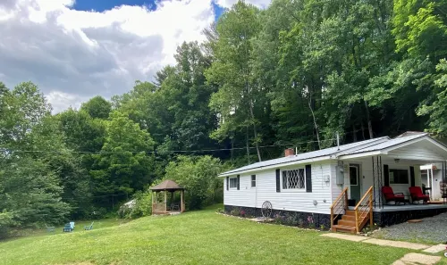 Charming 1940s Cottage Updated-Creek Front-Fire Pit - Boutique