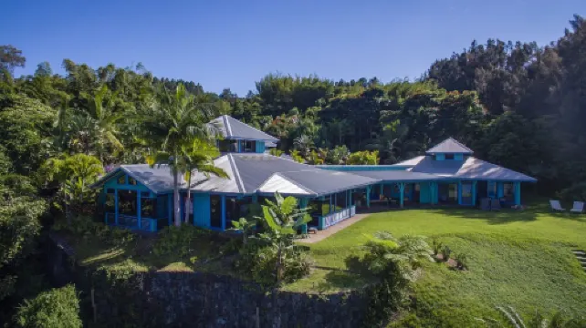 Luxury 4Br Estate with Ocean Views, Pool, Slide & Gourmet Kitchen- Waipio Heaven
