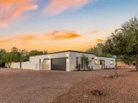 Private Desert Oasis w/ Pool, Hot Tub & Stargazing Near Hiking, Golf & Trails 丹戈豪園酒店
