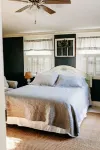 Cozy Riverview Cottage. 5 minute walk to downtown