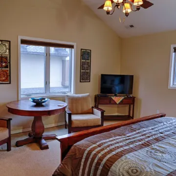 Summer Escape or Winter Wonderland. Private Hottub, 1 mi from downtown Whitefish