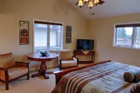 Summer Escape or Winter Wonderland. Private Hottub, 1 mi from downtown Whitefish