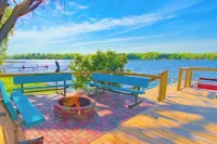 Lakefront • Hot Tub • Walk to Beach & Downtown