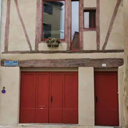 House 75m2 air-conditioned + garage, all comforts, located medieval center Cahors.