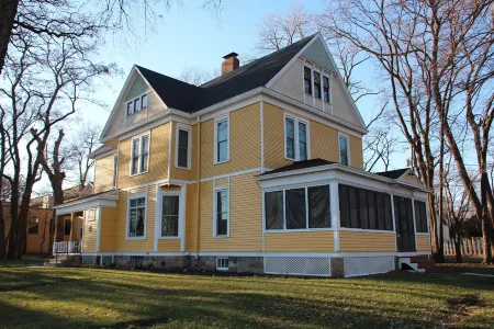 Historic Home With Modern Amenities - Great for Families with room for up to 18! Отели в г. Клир Лейк