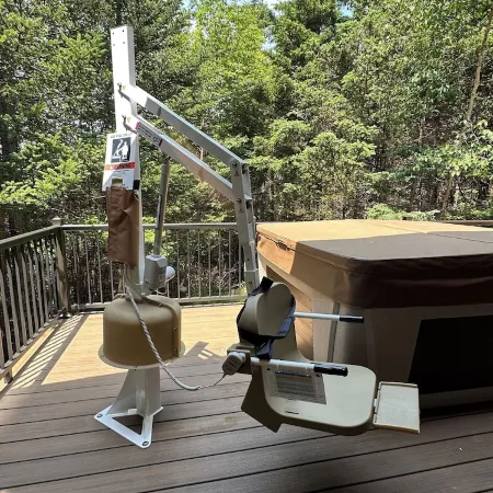 Luxury 3/2, Wheelchair Access, Hot Tub+Lift, Yard, Fireplace Walk to Lighthouse