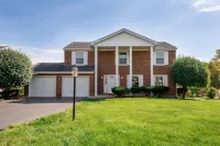 Cozy 5-bedroom with lake views and spacious deck