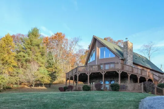 Luxury Mountain Lodge: Hot Tub and Incredible Mountain Views