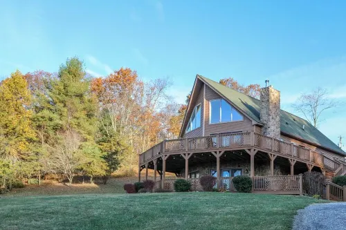 Epic Mountain Views, Hot Tub and Privacy at Harvest Moon Lodge and Retreat!