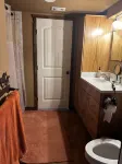 Cozy cabin that sleeps 6  with AC and WiFi on beautiful Palo Pinto lake..