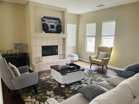 LUXURY HOME 3300 SQ FT, QUIET NEIGHBORHOOD