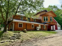 4bd/5ba Luxe Log Cabin - Sunset View of Torch Lake, Hiking Trails, Premier Golf のホテル