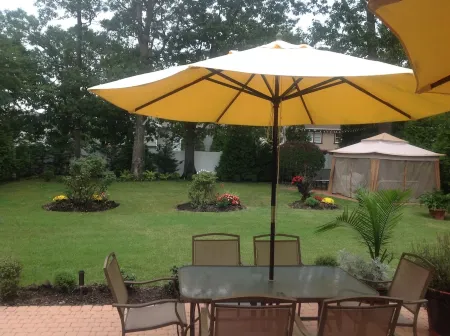 Experience Massapequa charm near Roosevelt Field Mall, 15 Mins to Jones Beach Отели рядом с достопримечательностью «Плантинг Филдс Арборетум»