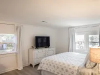 The Little Blue Cottage - Topping : Waterfront! Hotels in Middlesex County