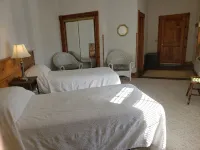 Historic Hardware Inn with River Views: Suite 102